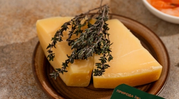 Твердий сир для пасти з креветками у вершковому соусі SubliMate — важлива частина страви в стилі італійської кухні.