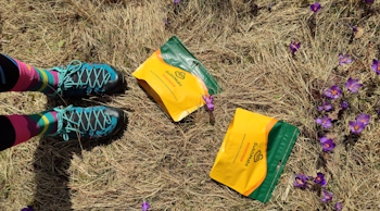 На фото показано пасту з креветками у вершковому соусі SubliMate в умовах мандрівки — сублімована їжа для активного відпочинку.