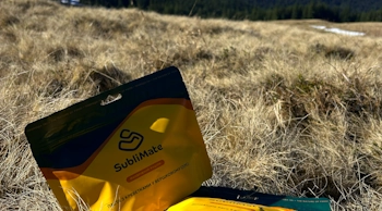 На фото показано SubliMate в гірській місцевості — паста з креветками як зручна їжа в гори, у дорогу або в похід.