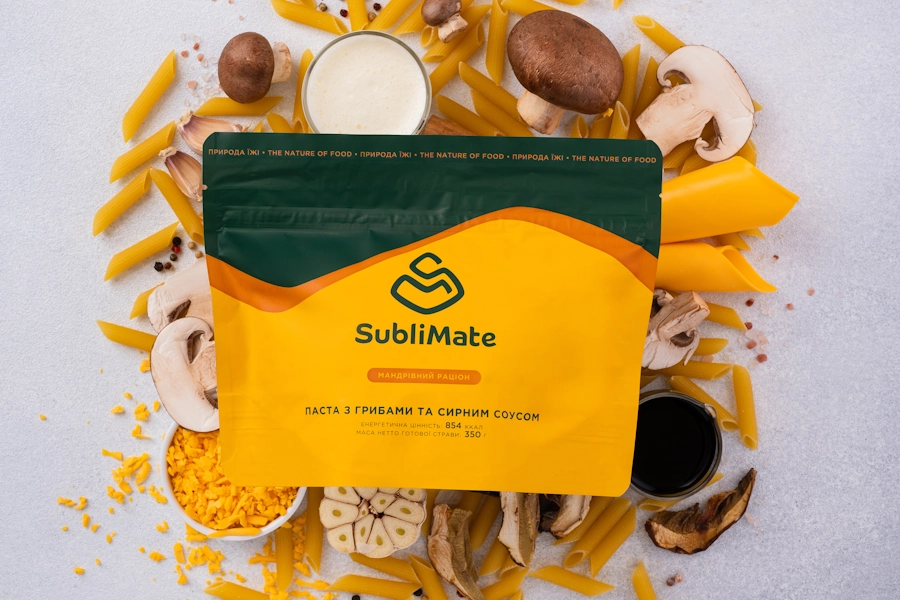 Пакет пасти з грибами Sublimate у центрі композиції з натуральними інгредієнтами: гриби, сир, вершки, спеції, пенне