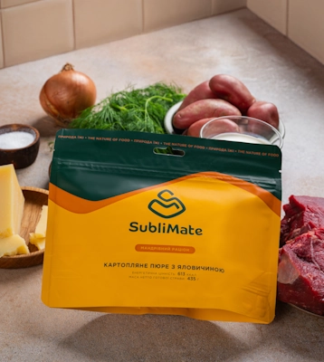 Пакет SubliMate на кухонному столі з картоплею, м’ясом, зеленню та сиром