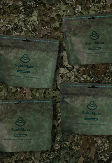 Асортимент сублімованої їжі SubliMate Набір сублімованих страв SubliMate у військовому дизайні для тривалого зберігання та швидкого приготування.