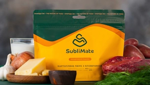 Брендова упаковка SubliMate з натуральними продуктами на фоні — символ якісного харчування у мандрах