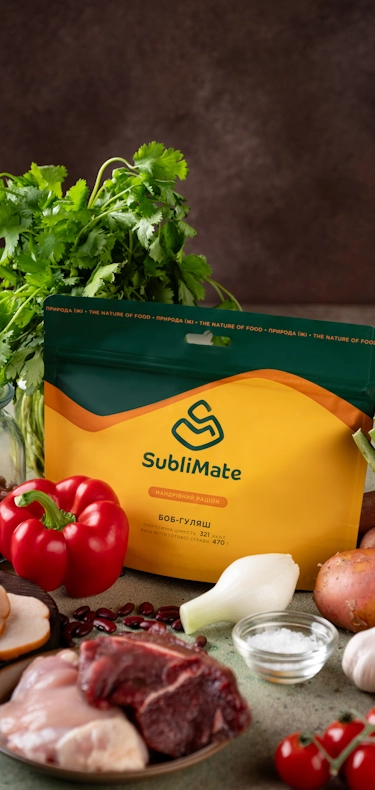 Бренд SubliMate на фоні натуральних продуктів: зелень, овочі, м’ясо та квасоля