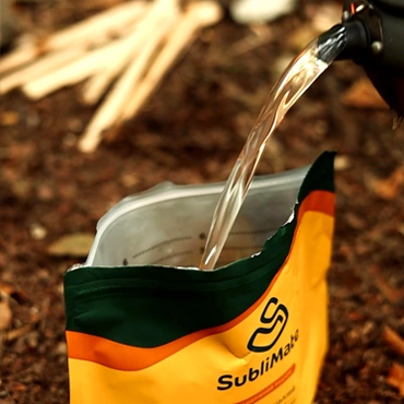 Чиста вода — основа смаку SubliMate Гаряча вода з чайника наливається у пакет сублімованої їжі SubliMate на природі